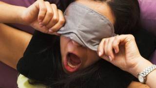 شابة تحاول النوم على متن الطائرة