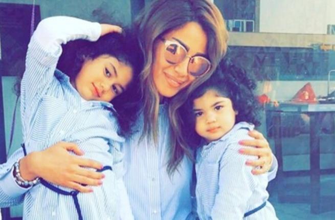 غادة عبدالرازق تنشر أحدث صورة لابنتها و حفيدتيها 