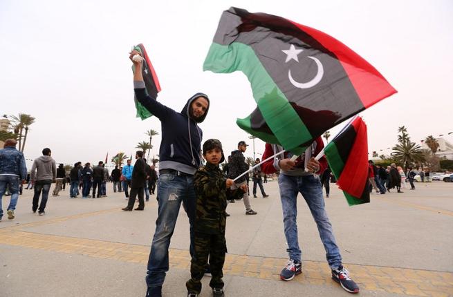 ليبيون يحتفلون في ساحة الشهداء في طرابلس بذكرى الثورة التي اطاحت الزعيم الراحل معمر القذافي قبل خمس سنوات. 