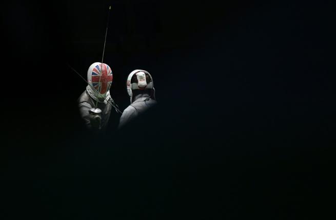 البريطاني ريتشارد كروز يواجه الجزائري فيكتور حميد سينتس في مباريات التاهل في لعبة المبارزة