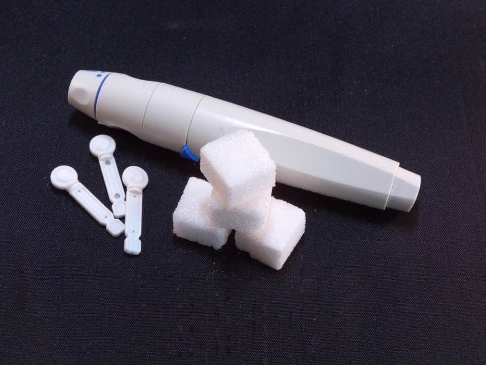 صورة مكعبات سكر وجهاز فحص الدم لمريض السكري