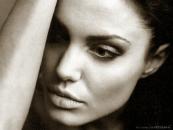 res_angelina_jolie_001.jpg