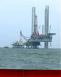 oil-rig-mobile-bay.jpg