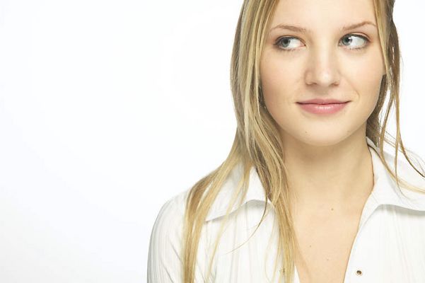 Girl looking sideways uid 1430303.jpg