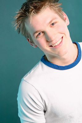 Smiling teenager uid 1432985.jpg