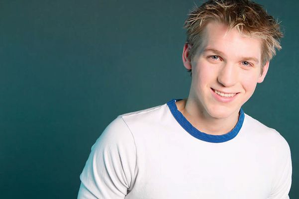 Smiling teenager uid 1432987.jpg