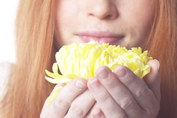 Woman holding flower uid 1343056.jpg