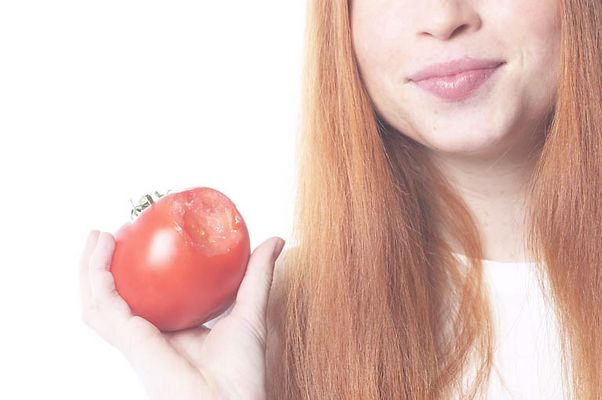 Woman holding tomato uid 1343063.jpg