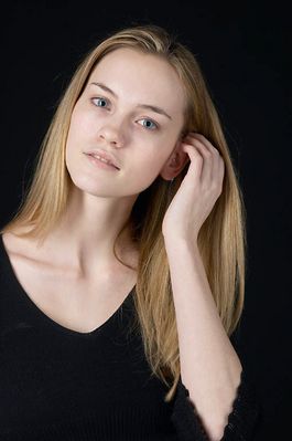 Woman in front of black background uid 1426780.jpg
