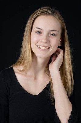 Woman in front of black background uid 1426781.jpg