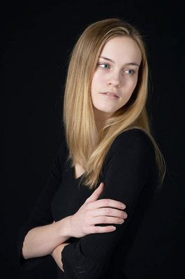 Woman in front of black background uid 1426785.jpg