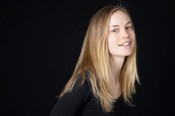 Woman in front of black background uid 1426806.jpg