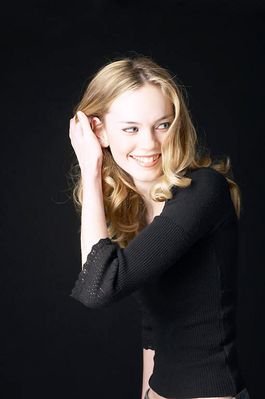 Woman in front of black background uid 1426850.jpg