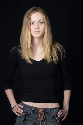Woman in jeans uid 1426757.jpg