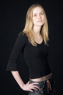 Woman in jeans uid 1426803.jpg