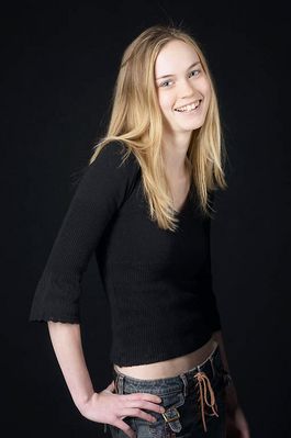 Woman in jeans uid 1426805.jpg