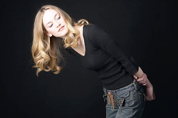 Woman in jeans uid 1426852.jpg