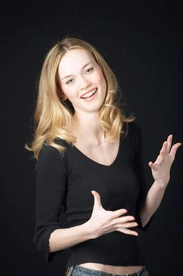 Woman in jeans uid 1426872.jpg