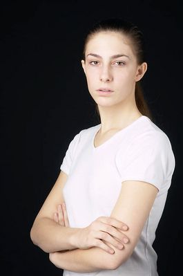 Woman in white t shirt uid 1426808.jpg