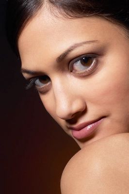 Woman looking over shoulder uid 1426332.jpg