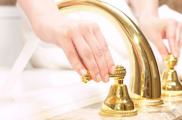 Woman turning off bathtub taps.jpg