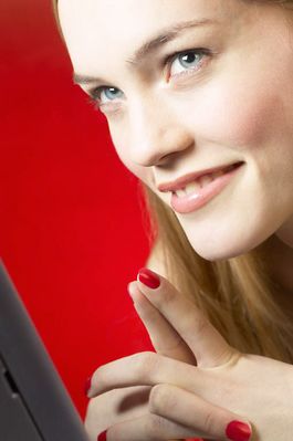 Woman using computer uid 1426992.jpg