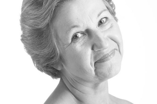 Woman with bare shoulders smiling uid 1284794.jpg
