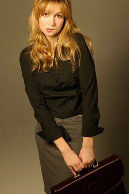 Woman with briefcase uid 1430427.jpg