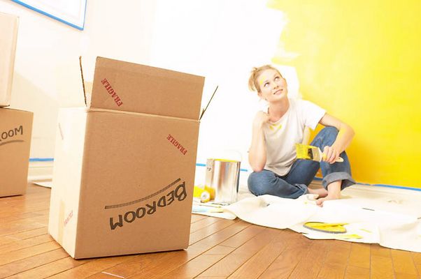Woman with painting paraphernalia BE 8.jpg