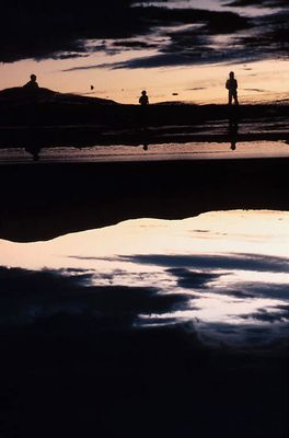 silhouette of people at dusk Charlevoix Ile aux Coudres.jpg