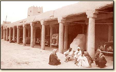 عدد من السيارات في الكراج الملكي
