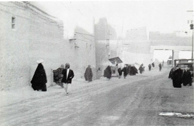 شارع الثميري في الرياض
شارع الثميري وتظهر البوابة بعد التوسعة 1369 هـ/ 1950
الكلمات الإستدلالية(لتسهيل البحث): شارع الثميري وتظهر البوابة بعد التوسعة 1369 هـ/ 1950