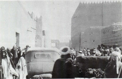 سيارة الملك عبدالعزيز
سيارة الملك عبدالعزيز في أحد المواكب الرسمية بشارع الثميري 1350 هـ
الكلمات الإستدلالية(لتسهيل البحث): سيارة الملك عبدالعزيز في أحد المواكب الرسمية بشارع الثميري 1350 هـ
