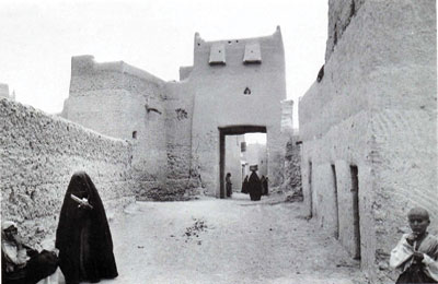 بوابة مصدة تمثل أحد مداخل مدينة الرياض من الجهة الجنوبية الغربية 1362 هـ /1943م
بوابة مصدة تمثل أحد مداخل مدينة الرياض من الجهة الجنوبية الغربية 1362 هـ /1943م 
الكلمات الإستدلالية(لتسهيل البحث): بوابة مصدة تمثل أحد مداخل مدينة الرياض من الجهة الجنوبية الغربية 1362 هـ /1943م