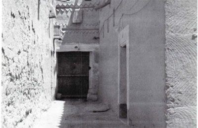 شارع بحى دخنة ويظهر مدخل دار الشيخ محمد بن إبراهيم 1375هـ /1956
شارع بحى دخنة ويظهر مدخل دار الشيخ محمد بن إبراهيم 1375هـ /1956
الكلمات الإستدلالية(لتسهيل البحث): شارع بحى دخنة ويظهر مدخل دار الشيخ محمد بن إبراهيم 1375هـ /1956