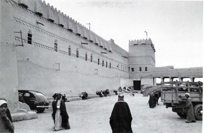 ميدان الصفاة في الرياض
تضم الصورة ميدان الصفاة حيث يظهر قصر الحكم وجزء من ممر المالية 1362 هـ /1943م 
الكلمات الإستدلالية(لتسهيل البحث): تضم الصورة ميدان الصفاة حيث يظهر قصر الحكم وجزء من ممر المالية 1362 هـ /1943م