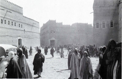 مقصورة قصر الحكم في الرياض
الجانب الشمالي الشرقي لميدان الصفاة حيث تبدو مقصورة قصر الحكم 1356 هـ /1937م
الكلمات الإستدلالية(لتسهيل البحث): الجانب الشمالي الشرقي لميدان الصفاة حيث تبدو مقصورة قصر الحكم 1356 هـ /1937م