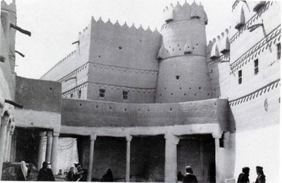 شرق قصر الحكم في الرياض
البوابة الشرقية لقصر الحكم
الكلمات الإستدلالية(لتسهيل البحث): البوابة الشرقية لقصر الحكم