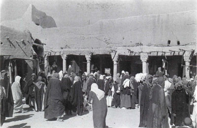 سوق الخرازين بالرياض
سوق الخرازين 1374هـ /1955م
الكلمات الإستدلالية(لتسهيل البحث): سوق الخرازين بالرياض