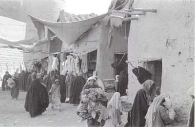 جزء من السوق جنوب قصر الحكم 1374 هـ/ 1954م
جزء من السوق جنوب قصر الحكم 1374 هـ/ 1954م
الكلمات الإستدلالية(لتسهيل البحث): جزء من السوق جنوب قصر الحكم 1374 هـ/ 1954م