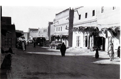 شارع رئيسي بالمرقب في الرياض
الشارع الرئيسي بحى المرقب خارج سور الرياض 1364 هـ /1950م
الكلمات الإستدلالية(لتسهيل البحث): شارع رئيسي بالمرقب في الرياض