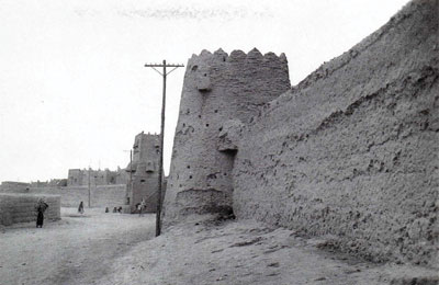 سور الرياض
الجانب الشرقي من سور الرياض ويظهر ايضا مصلي العيد
الكلمات الإستدلالية(لتسهيل البحث): سور الرياض