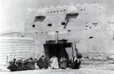 بوابة دخنة في الرياض
بوابة دخنة من الخارج 1356 هـ /1955م
الكلمات الإستدلالية(لتسهيل البحث): بوابة دخنة في الرياض