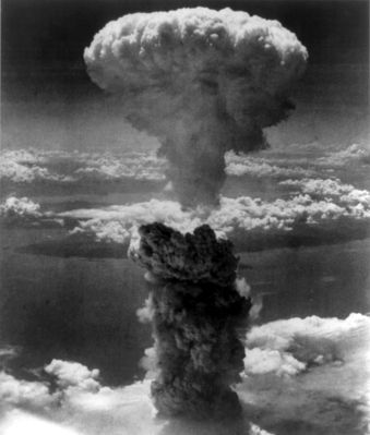 سحابة مخروطية للقنبلة الذرية
سحابة مخروطية للقنبلة الذرية التي ضربت بها ناجازاكي في عام 1945
