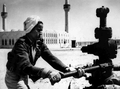 موظف سعودي يحكم إغلاق فوهة البئر رقم 15 في الدمام 3 مارس 1939م
موظف سعودي يحكم إغلاق فوهة البئر رقم 15 في الدمام 3 مارس 1939م، (إنجاز البئر: 15 أغسطس 1939م، باكورة الإنتاج: 7 سبتمبر 1939م بكمية 1625 برميل)، الظهران، ضمن نطاق جامعة الملك فهد للبترول والمعادن، على بعد 40 قدماً من المسجد. الظهران، بداية الأربعينيات. 
الكلمات الإستدلالية(لتسهيل البحث): موظف سعودي يحكم إغلاق فوهة البئر رقم 15 في الدمام 3 مارس 1939م، (إنجاز البئر: 15 أغسطس 1939م، باكورة الإنتاج: 7 سبتمبر 1939م بكمية 1625 برميل)، الظهران، ضمن نطاق جامعة الملك فهد للبترول والمعادن، على بعد 40 قدماً من المسجد. الظهران، بداية الأربعينيات. 