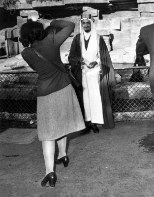 صاحبا السمو الملكي الأميران فيصل وخالد في زيارة إلى سان فرانسيسكو في عام 1943م
صاحبا السمو الملكي الأميران فيصل وخالد في زيارة إلى سان فرانسيسكو في عام 1943م الوفد الملكي في زيارة إلى حديقة الحيوانات في سان فرانسيسكو. مصور مكتب المعلومات الحربية يلتقط صورة لصاحب السمو الملكي الأمير فيصل في حديقة الحيوانات في سان فرانسيسكو. كاليفورنيا، الولايات المتحدة الأمريكية، أكتوبر 1943م. تصوير: استديوهات جابرييل مولينز 
الكلمات الإستدلالية(لتسهيل البحث): صاحبا السمو الملكي الأميران فيصل وخالد في زيارة إلى سان فرانسيسكو في عام 1943م