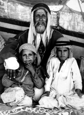 الشيخ خالد بن محمد الجابر النعيم وابناه راشد وصقر. 
الشيخ خالد بن محمد الجابر النعيم وابناه راشد وصقر. اعتاد الشيخ خالد وأفراد قبيلته التنقل بين الظهران وقطر، التقطت الصورة عام 1946م. تصوير: ر. واي. رتشي 
الكلمات الإستدلالية(لتسهيل البحث): الشيخ خالد بن محمد الجابر النعيم وابناه راشد وصقر. اعتاد الشيخ خالد وأفراد قبيلته التنقل بين الظهران وقطر، التقطت الصورة عام 1946م. تصوير: ر. واي. رتشي 