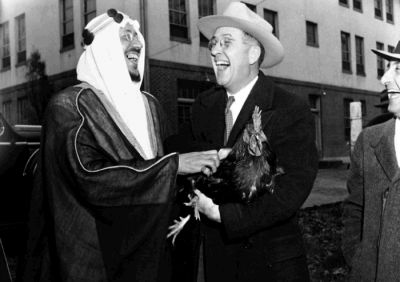 زيارة صاحب السمو الملكي الأمير سعود، ولي العهد، إلى الولايات المتحدة الأمريكية 
زيارة صاحب السمو الملكي الأمير سعود، ولي العهد، إلى الولايات المتحدة الأمريكية بدعوة من الرئيس هاري ترومان، يناير- فبراير 1947م- الأمير سعود والسيد أندرسون وزير الزراعة الأمريكي يضحكان من تصرفات ديك في مزرعة تجارب في بتلسفيلد
الكلمات الإستدلالية(لتسهيل البحث): زيارة صاحب السمو الملكي الأمير سعود، ولي العهد، إلى الولايات المتحدة الأمريكية بدعوة من الرئيس هاري ترومان، يناير- فبراير 1947م- الأمير سعود والسيد أندرسون وزير الزراعة الأمريكي يضحكان من تصرفات ديك في مزرعة تجارب في بتلسفيلد