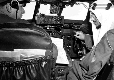 زيارة  الأمير سعود، ولي العهد، إلى الولايات المتحدة الأمريكية، يناير- فبراير 1947م
زيارة صاحب السمو الملكي الأمير سعود، ولي العهد، إلى الولايات المتحدة الأمريكية بدعوة من الرئيس هاري ترومان، يناير- فبراير 1947م- الكابتن فريد باستوريوس، الطيار في خطوط ترانز وورلد آيرلاينز، يشرح لولي العهد الأمير سعود كيفية قيادة طائرة لوكهيد كونستيلاشن المستخدمة في نقل الوفد الملكي. التقطت الصورة في الطريق من مدينة كنساس إلى هيوستن.  

الكلمات الإستدلالية(لتسهيل البحث): زيارة صاحب السمو الملكي الأمير سعود، ولي العهد، إلى الولايات المتحدة الأمريكية بدعوة من الرئيس هاري ترومان، يناير- فبراير 1947م