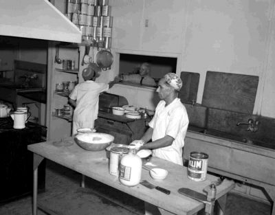 مطبخ حرض، ثلاثة موظفين يؤدون عملهم، نوفمبر 1949م.
مطبخ حرض، ثلاثة موظفين يؤدون عملهم، نوفمبر 1949م.
الكلمات الإستدلالية(لتسهيل البحث): مطبخ حرض، ثلاثة موظفين يؤدون عملهم، نوفمبر 1949م.